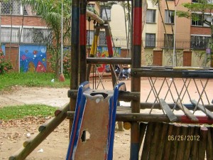 La zona de juegos de los niños, en el parque Conucos, está abandonada.