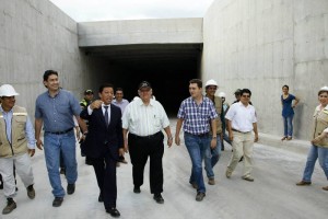 El alcalde Luis Francisco Bohórquez revisó primero la obra y luego dio apertura.