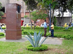 El monumento, en el centro del parque, tiene un mensaje de San Josemaría Escrivá.