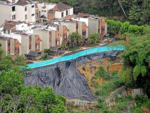 Los habitantes de Montemayor se enfrentan al peligro diario de un deslizamiento.