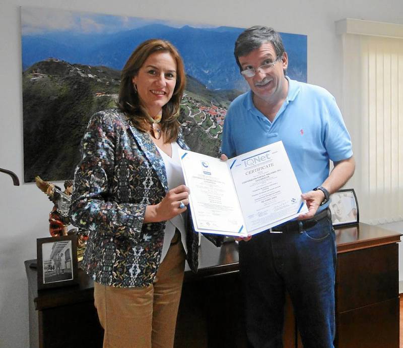 María Zulema Vélez Jara, directora ejecutiva de Icontec y Carlos Fernando Sánchez Aguirre, director ejecutivo de la Corporación Parque Nacional del Chicamocha. 