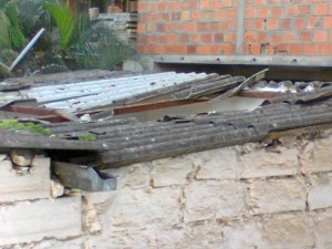 A una casa se le rompió el techo con los objetos que caen de la obra.