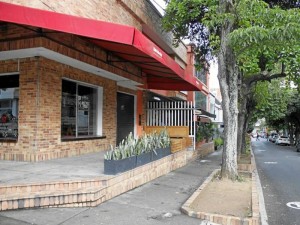 Dos establecimientos comerciales de la calle 48 con 34 fueron cerrados por la Alcaldía de Bucaramanga. ( Foto Nelson Díaz)