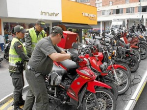 Las motos mal estacionadas fueron trasladadas a los patios de la Dirección de Tránsito de Bucaramanga. ( Foto Nelson Díaz )