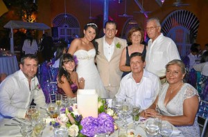 La pareja de novios con familiares y amigos en la recepción en Cartagena.