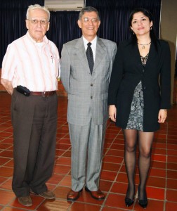 Jaime Luis Gutiérrez Giraldo; Alberto Cadena Angarita, nuevo rector de la UMB, y Laura Milena Palacios Mora, directora académica UMB. (Suministrada).