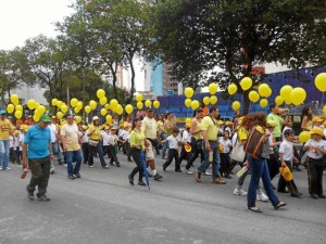 Estudiantes y docentes participaron en el desfile por las calles de Cabecera.