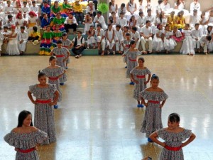 Festival de danzas con los niños del San Pedrito 