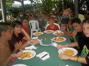 Los niños disfrutaron de la comida del mar y las buenas atenciones de los cartageneros.