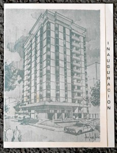 La tarjeta de invitación de la inauguración del edificio, en 1972.