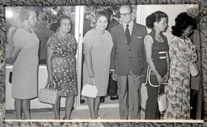Don Antonio Jáuregui y otras mujeres residentes, el día de la inauguración.