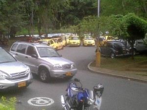 El parqueadero de Los Leones es invadido a diario por taxis, según denuncian los vecinos.