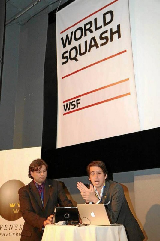 Sergio Becerra (derecha) presentó en Estocolmo, Suecia, el Plan Nacional Juvenil de Squash.