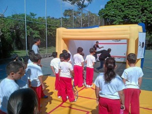 El plan piloto realizado en Caracas, Venezuela, con canchas inflables de squash fue exitoso.