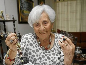 A sus 95 años Carmencita de Camacho es una mujer alegre, tranquila y le gusta estar siempre a la moda, sobre todo con los collares que ella misma hace.