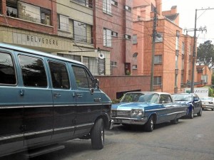 El Periodista del Barrio asegura que el paso por esta calle es imposible con los carros mal estacionados.