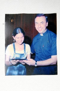 En una de las distinciones entregadas en el colegio San Pedro Claver, de manos del sacerdote Juan Vicente Córdoba, ahora arzobispo en la Arquidiócesis de Bogotá.