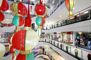 La decoración verde, roja y beige se tomó el centro comercial.