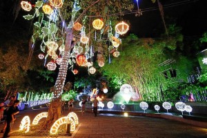 Las luces que penden de los árboles son tradiciona-les en este parque para la temporada navideña.