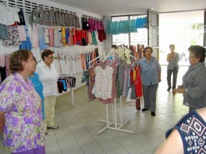 Las señoras del Costurero Infantil exponen sus prendas y luego las entregan a las comunidades de escasos recursos de la ciudad.