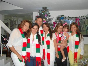 Jenny Hernández, sus hermanas, sus padres y su sobrina celebran la Navidad en familia.
