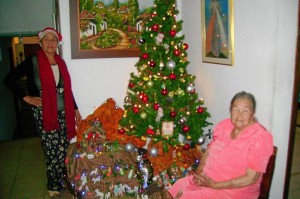 El pesebre y al árbol son importantes en la casa de Natividad Reyes y su mamá Susana Calderón.