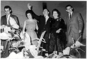 Hernando Díaz, Helga Behr; Saúl Díaz, fundador de Teatro Analucía, hoy Teatro Corfescu; Analucía de Díaz y Cristian Díaz, en la inauguración, en 1962.