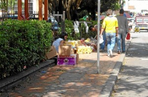 Este andén de la calle 51, junto a Cabecera Tercera Etapa tenía ventas de frutas y verduras.