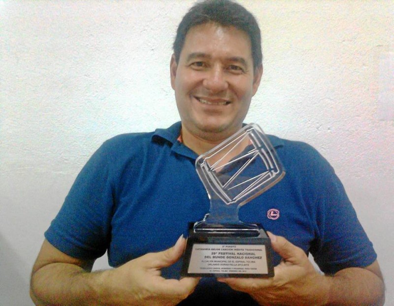 Juan Manuel Prieto Pinzón con su estatuilla por su tercer puesto en el XXIX Festi-val Nacional del Bunde