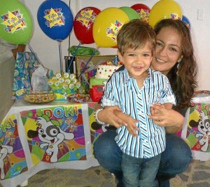 Fabián Eduardo junto a su mamita Yohanna Ximena Balcárcel Remo-lina.