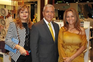 Yudy Peña, directora de Ventas y Mercadeo de Marval; Olmedo Herrera, geren-te del Hotel Holiday Bucaramanga, y Luz Minta Díaz, directora Administrativa de Marval.