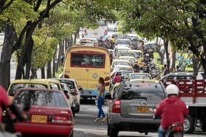 A los trancones de la avenida González Valencia se le suman los carros y motos estacionadas, provocando más caos.