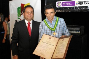 Mauricio Mejía, alcalde (e) de Bucaramanga y el maestro Gustavo Gutiérrez Cabe-llo, compositor y homenajeado en la edición de 2013 del festival.