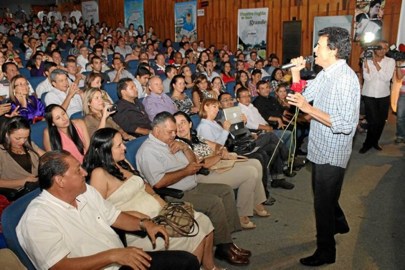 Gustavo Gutiérrez cautivó a los asistentes con sus versos.