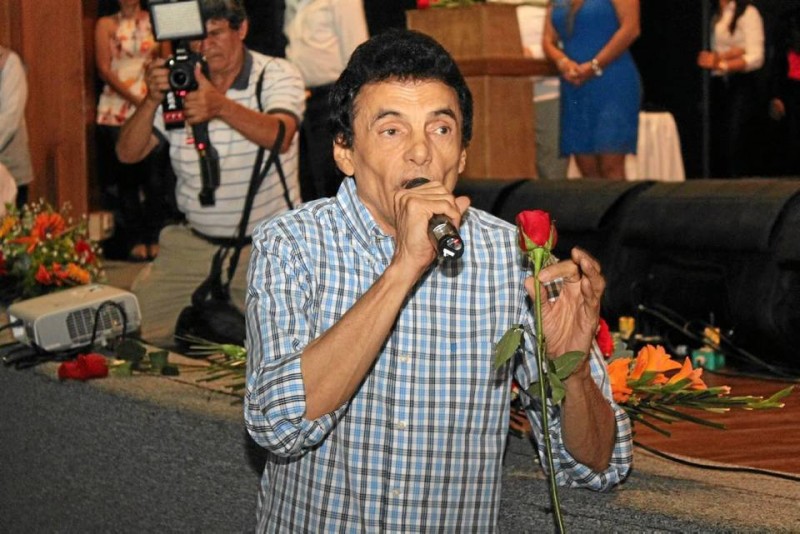 Gustavo Gutiérrez cautivó a los asistentes con sus versos.