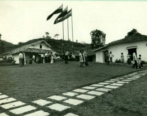 Así lucía el parque cementerio en los años 80, conservando la casona antigua de la vieja hacienda San Bernardo. - Archivo / GENTE DE CABECERA