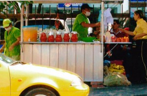 Ventas de limonada y jugo se siguen viendo en la calle 51, según la foto enviada por el . - Suministrada /GENTE DE CABECERA
