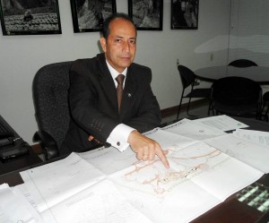 Humberto Prada, de la CDMB explicó cómo va el proyecto de construcción del parque de la carrera 40. - Tatiana Celis / GENTE DE CABECERA