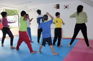 Los niños practican el taekwondo en la escuela Kwando, donde encuentran además una oportunidad de descubrir sus talentos y aspirar a ser deportistas competitivos. - Javier Gutiérrez / GENTE DE CABECERA