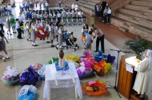 Los niños y sus padres participaron activamente en la Fiesta de la Niña María. - Suministrada /GENTE DE CABECERA