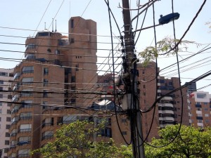 En cada poste hay alrededor de seis cables conectados, esto ocurre en plena zona residencial de Cabecera