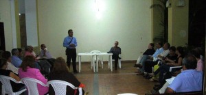 Unas 45 personas asistieron a la reunión cumplida el miércoles en la noche en uno de los edificios de La Floresta. - Suministrada / GENTE DE CABECERA