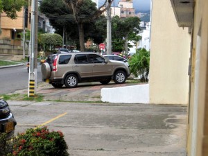 En estas dos fotos se evidencian varios carros aparcando en los andenes. - Suministradas /GENTE DE CABECERA