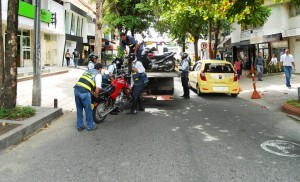 Los controles a vehículos mal estacionados, especialmente las motocicletas son constantes