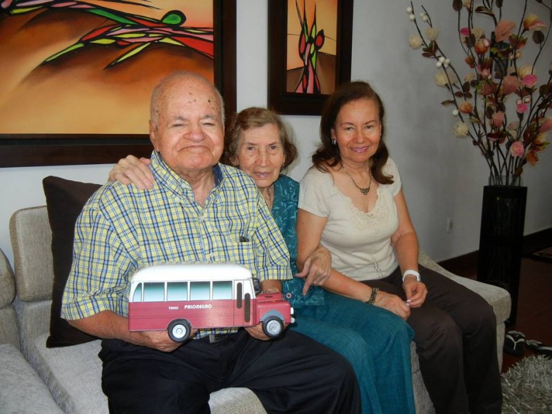 Él es ‘Miguelito’ el hombre que en su bus transportaba gratis a muchos estudiantes de los años 60 a 80.