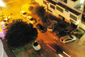 Como se observa en la foto, hay carros estacionados sobre la vía pública y en las entradas de las viviendas del sector. - Suministrada M.L. / GENTE DE CABECERA