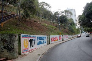 La publicidad política fijada en el parque La Loma ha incomodado a algunos vecinos que lo visitan a diario. - Javier Gutiérrez / GENTE DE CABECERA