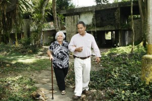 Junto a uno de sus hijos, María Cristina Plata recorrió la zona y enseñó el sitio exacto donde estaba su casa.
