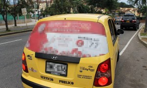 La publicidad en ‘microperforado’ está prohibida en vehículos de servicio público y solo algunos particulares tienen permiso para instalarla. - Suministrada / GENTE DE CABECERA