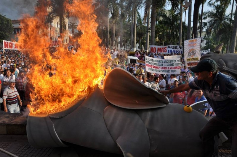Una vez más la gente reflejó su disgusto por el cobro de valorización con la quema de una rata gigante, frente al palacio municipal